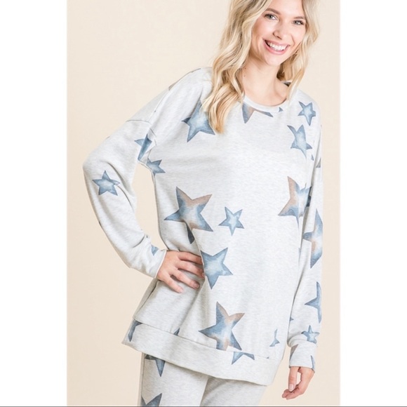 Extremely Soft Viamor Grey w/ Star Print Top - Picture 5 of 8